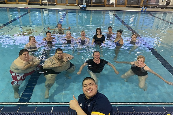 A group of hydrotherapy participants in the hydro pool with Exercise Physiologist Nate
